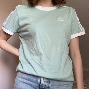 En skön lite längre t-shirt i en fin färg, använd ett fåtal gånger, köparen står även för frakt kostnaden 