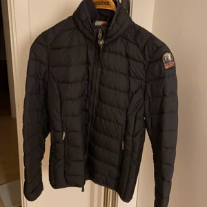 Parajumper - Parajumper i strl M, som använts under en höst, väldigt bra skick inga skador alls, som ny. Köptes för 4000 fr johnells säljer för 2500kr. Köparen står för frakten