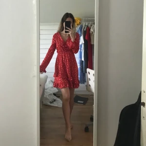 NA-KD klänning - Prickig klänning från NA-KD ❤️ Nästan aldrig använd!