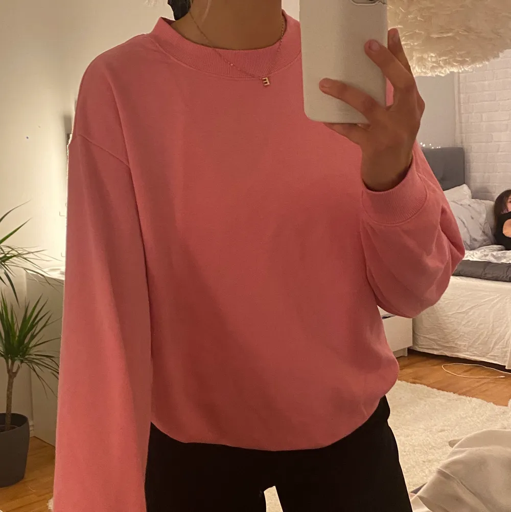 En superfin rosa sweatshirt ifrån monki. Använd ett fåtal gånger och är därför i nytt skick. Stl XS men passar även S och M, de beror hur oversize man vill ha den💕. Tröjor & Koftor.