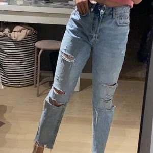 Blåa jeans  - Säljer dessa super fina blåa jeans från hm. Har inte använt dessa så mycket! Bra skick, buda i kommentarerna💜 Köparen står för frakt💜 💜