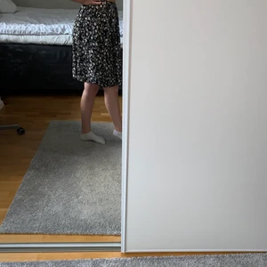 Kjol - En klänning från början som jag klippte av toppen av då den inte va så fin. 