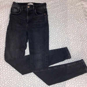 Jeans  - Säljer ett par tajta jeans från Gina tricot. Byxorna är tyvärr för små så därför säljs dom. Storlek 34. 