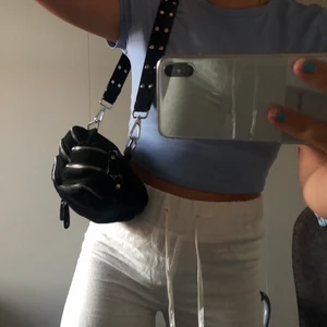 Väska - Snygg och rymlig väska från Gina Tricot. Bra skick! Nypris: 399 kr. Skriv för fler bilder eller frågor🤩🤩