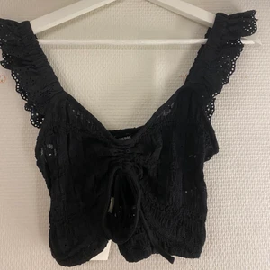 Crop top linne! - Ett superfint croppat linne från Bik Bok! Aldrig använd, prislappen är kvar🖤