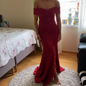 Fäst klänning  - Mycket elegant klänning som köptes utomlands. Hög kvalitet på tyget.