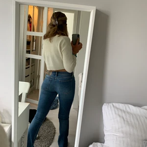 Lågmidjade flear jeans  - Ett par lågmidjade jeans. Skulle säga att dom både passar 36-38, är stretchiga. Kan både mötas upp och skicka på post.  Priset kan diskuteras. 👌🏼❤️❤️