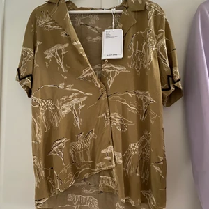 Kortärmad skjorta, &OtherStories  - Safari inspirerad skjorta från &OtherStories. Aldrig använd så i mycket fint skick. 