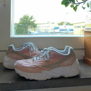 Fila skor - Säljer mina coola rosa fila skor som tyvärr blivit försmå för mig. Använda en del men finns inga defekter. Skriv privat vid funderingar💞
