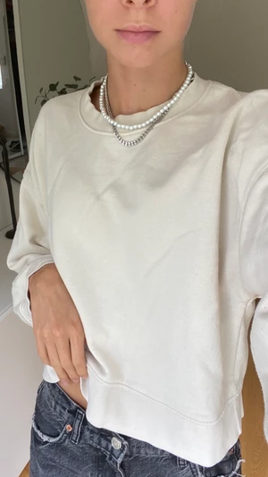 Beige sweatshirt - Jag säljer denna så fina beiga sweatshirt som är från zara då den inte kommer till användning längre. Sparsamt använd. Jag säljer den för 70kr+frakt som köparen står för. Hör av dig om du är intresserad🤍
