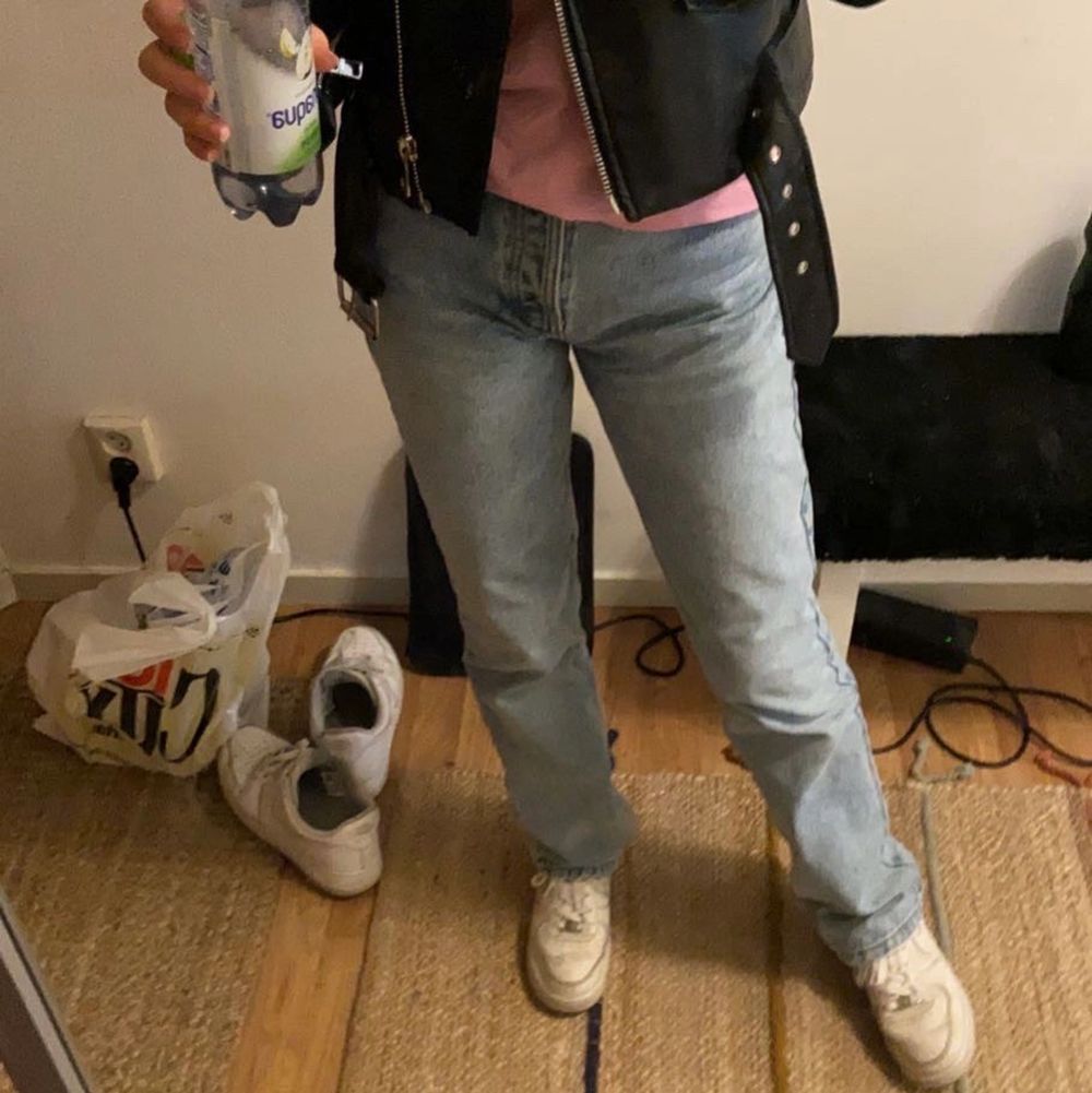 Säljer dessa super populär mid rise jeans i storlek 34! Färgen ljusblå 💙Använda några gånger men tyvärr för stora för mig. Första bilden är lånad av min kompis (Elsa bomark) och andra bilden är min. Skriv vid frågor eller intresse!❤️ 350kr + frakt! (Budgivning då många va intresserade!)Lagt bud är lagt och du ska kunna betala det du budar! Annars riskerar du att bli anmäld. . Jeans & Byxor.