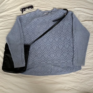 Blå stickad tröja - En jättesnygg blå stickad tröja från lager 157. Storlek S, men passar mig som är S/M. Mycket bra skick :) Skriv gärna om du vill ha fler bilder. Köparen står för frakt💙