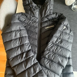 Peak performance ”Frost down hood” - Dunjacka från peak performance modell frost down hood i jätte bra skick. Sitter jätte fint på kroppen och är i storlek xs men passar mig som är s-m i vanliga fall ❤️ ny pris ca 2700, pris kan diskuteras 