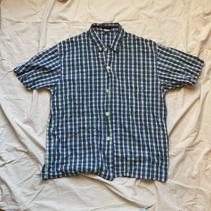 Vintage skejtig rutig skjorta  - Kortärmad skjorta i en skejtig modell, lite luftig och med stora knappar. Storlek XL