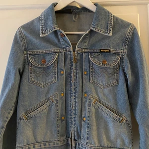 Jeansjacka - Vintage jeansjacka köpt på plick, bra skick. Frakt tillkommer