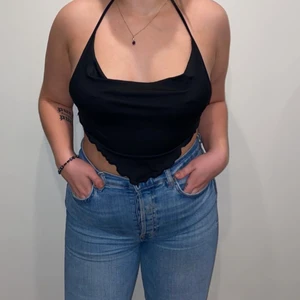 Snörat linne - Supersnyggt classy linne med justerbart snöre både runtom och vid nacken. Materialet är väldigt stretchig och mjukt men absolut inte genomskinligt eller för tunt. ☺️  Priset på frakt varierar beroende på fraktmetod, kunden väljer hur den skickas och står därefter för kostnaden. 🥰 fler bilder kan skickas privat om så önskas! ☺️