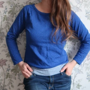 Blå långärmad tröja  - Skick: Fin skick  Inga fel eller brister.  Storlek och passform:  Märkt som Medium(juniors usa storlek)  Model;  165 cm  75 cm midjan  95 cm stussvid  90 cm byst