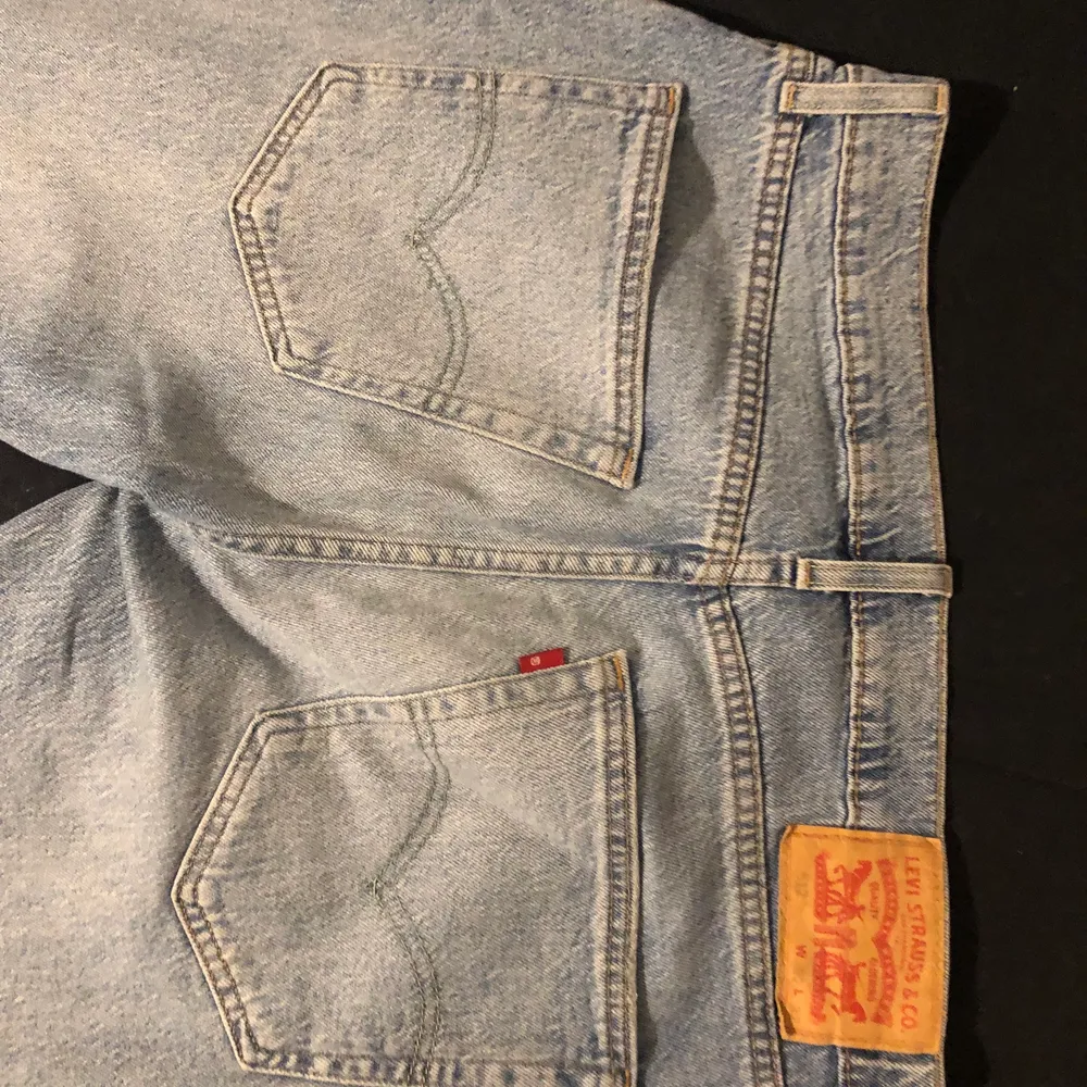 Snygga helt oanvända lite ljusare trendiga Levis jeans. Original pris: 1000 kr. Skicka 10/10. Hör gärna av dig vid frågor och funderingar! . Jeans & Byxor.