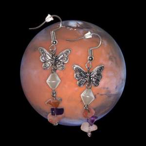 Örhängen med fjärilar, akrylpärlor och kristaller 🦋🧡🤍 65kr + 12kr frakt