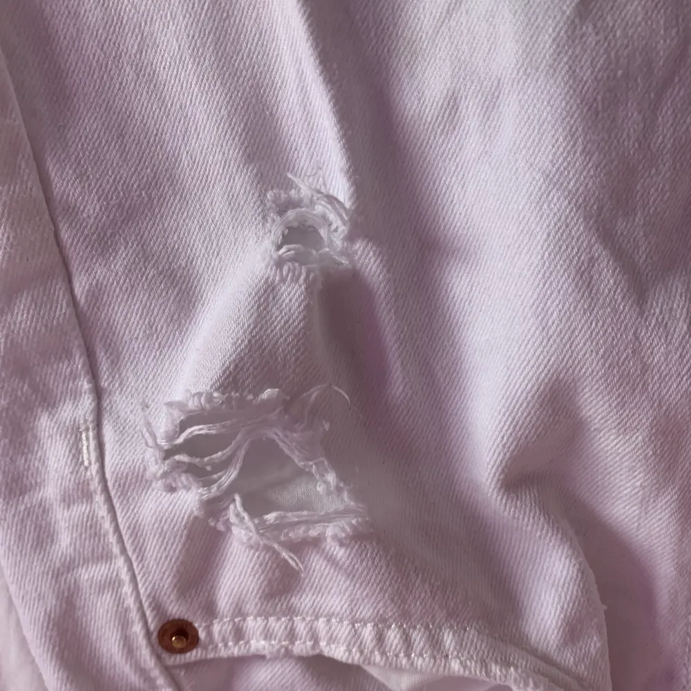 Vit kjol från river island säljs inte längre i butik eller online. Strl: 9 yrs. Detaljer i enden och på andra ställen (se bild tre). Bra skick, har inte haft användning av den.. Kjolar.