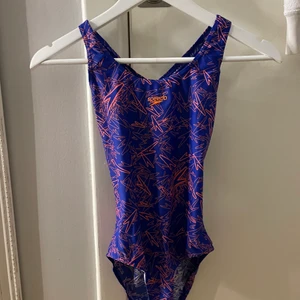 Blå baddräkt  - Oanvänd badräkt med mönster, även sportig 