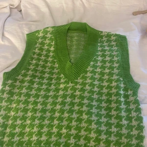 Stickad väst strl L - Grön stickad väst med v-ringning. Jättefin bara så eller med en skjorta under!! Storlek L men fungerar på M likabra