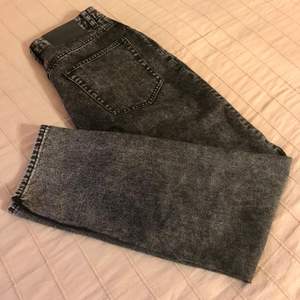 Så fina svarta/mörkgrå raka jeans från Cheap Monday i storlek 27/32, lite croppad modell. Använda men fint skick. Säljer då de inte passar mig längre. Frakt betalas av köparen. Det är bara att skriva vid frågor eller för fler bilder! 🌸