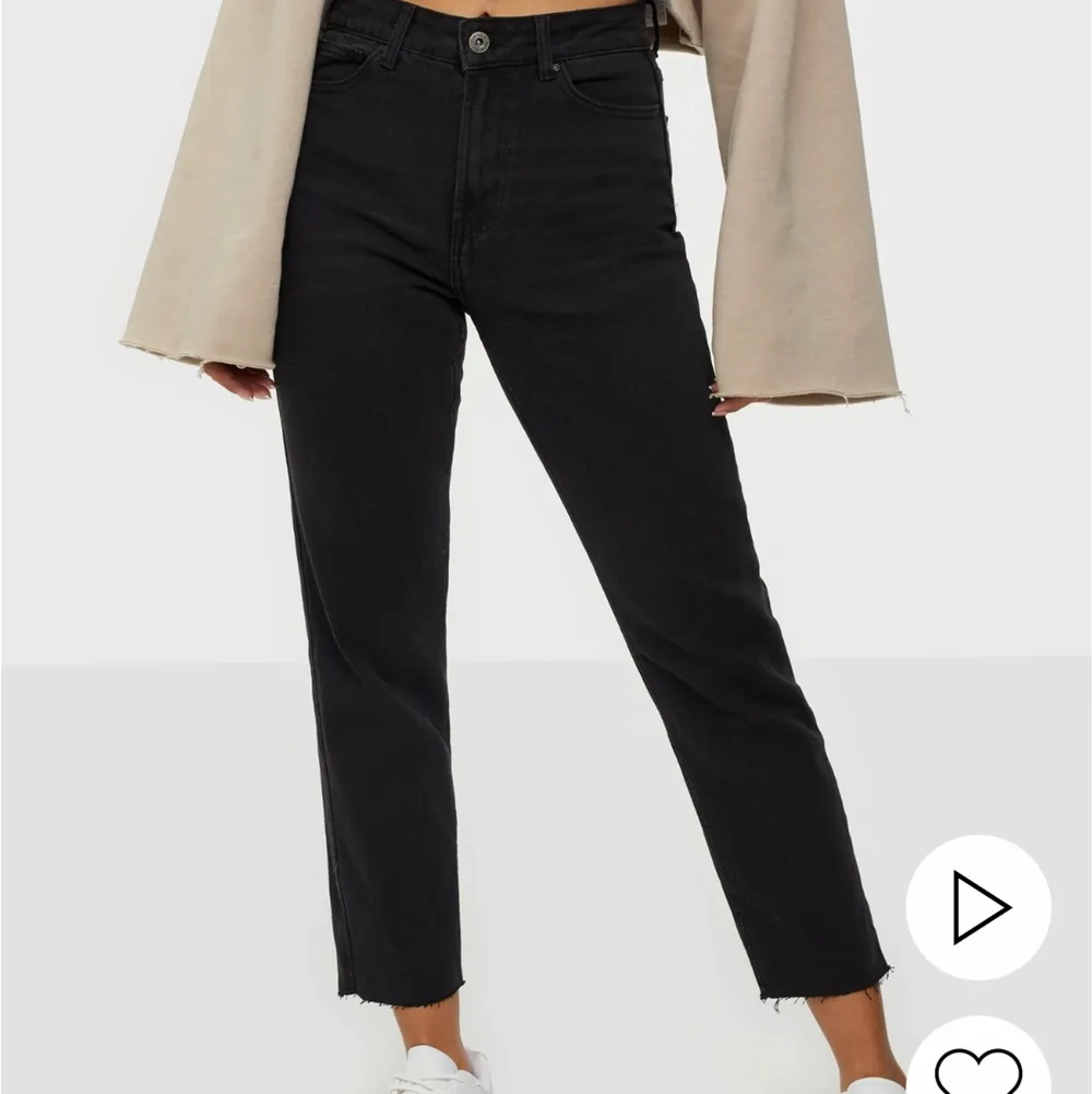 Svarta mom jeans från only, dessa är aldrig använda, storlek 27/30 , 250kr. Jeans & Byxor.