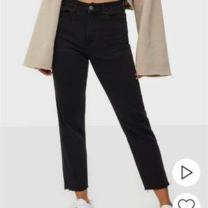 Svarta mom jeans från only, dessa är aldrig använda, storlek 27/30 , 250kr