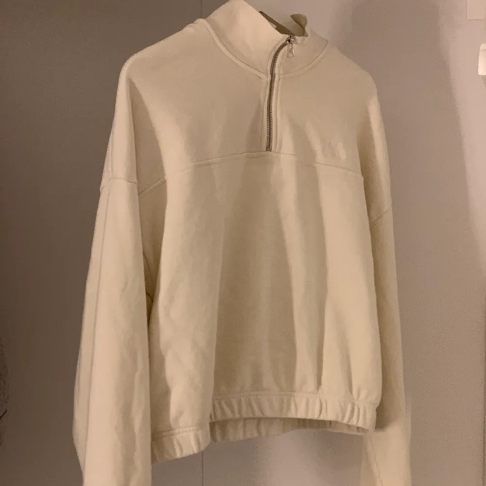 Säljer denna superfina quarter zip sweatshirt från Levis. Använd fåtal gånger så väldigt bra skick. Frakt tillkommer!! Jag är 166cm lång💕. Hoodies.