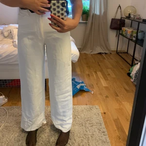 Linnebyxor - Råkade krympa mina älskade linnebyxor från zara… i strl 34 och de sitter detsamma i omkretsens som innan, men krympte i längden… De är lite slitna där nere också men syns inte om de hänger ned! Jag är 169 och de är ungefär 4cm för korta på mig så skulle rekommendera de till någon som är kortare eller 165