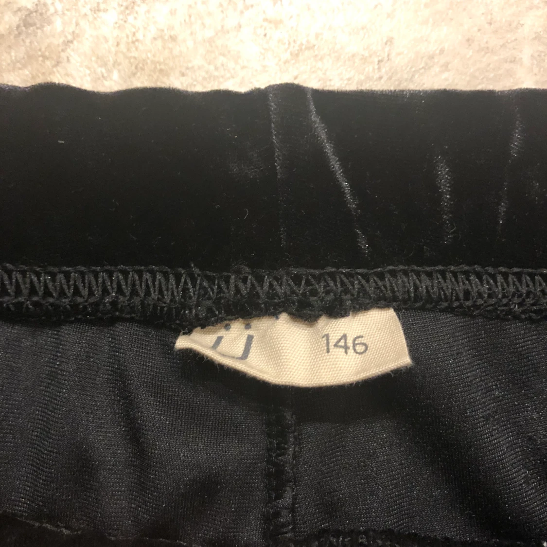 Svart utsvängda byxor i sammet  - 90