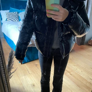 Bomboogie jacka - Säljer min marinblåa bomboogie jacka i storlek s, aldrig använd. Köpt för 3000kr 