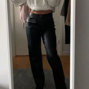Skinnbyxor från nakd  - Skitsnygga byxor från nakd (lånade bilder) Säljer då det var lite stora på mig! Passar en S/M , nypris 499, köp direkt för 250👍🏻