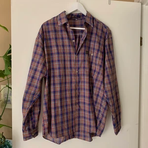 Rutig skjorta - Knapp sönder! Annars är den i toppskick. Katt finns i huset 🐱