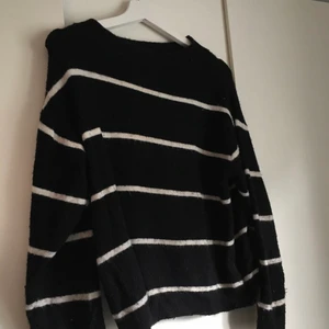 Randig stickad tröja H&M - Superfin stickad tröja från hm! Lite nopprig men annars nyskick! Storlek XS men mer oversize❤️ frakt står köparen för’