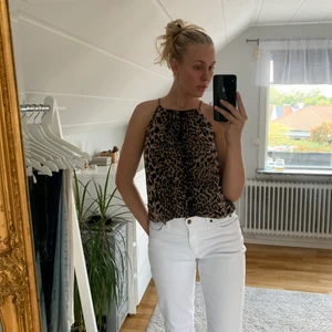Leopardmönstrad top från pieces - Superfin top från pieces, storlek m. Endast använd 1 gång så i toppenskick. 150kr!