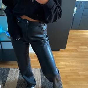 Skinnbyxor - skitsnygga raka långa skinnbyxor från mango som tyvärr är för stora för mig så kommer inte till användning. Aldrig använda så i väldigt fint skick!! 😍