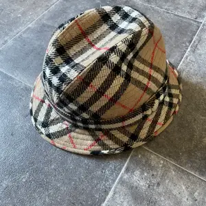Vintage burberry bucket-hat  Size 57 cm Finns tecken på användning  100% wool 