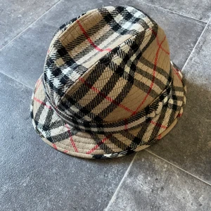 Burberry hatt - Vintage burberry bucket-hat  Size 57 cm Finns tecken på användning  100% wool 