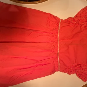 Barn klänning - Barn klänning från livly i fint skick, förutom en knappt synbar fläck på kjolen. Passar barn på ca 8 år.