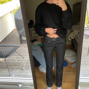 Jeans - Säljer dessa skitsnygga straight leg jeansen då dom är lite korta för mig som är rätt lång! Säljer för 70 kr exkluderat frakt!! Dem är i strl 36 men skulle säga att de passar 34 också☺️