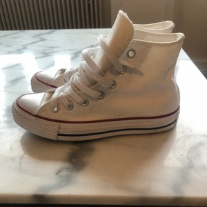 Vita Converse  - Använda 2ggr. Strl 36. 