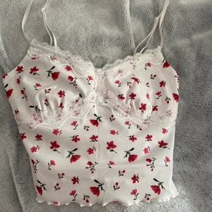 SUPERSÖTT linne med röda blommor  - Älskar linnet men använder inte så ofta som jag borde! Justerbara axelband & passar XS och S❤️  frakten är inräknad i priset !!!