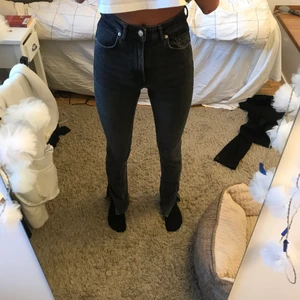 Zara jeans - Säljer dessa as najs jeans från zara som tyvär ibte kommer till användning. De är i storlek 34 och har slits på insidan. Köp direkt för 250kr💕