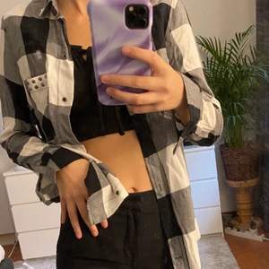 Rutig skjorta - en rutig skjorta från Zara i storlek XS, den är oversized så passar förmodligen S också. Frakten är inräknat i priset 