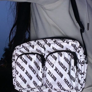 Billie Eilish Reflex Väska  - Möte denna väska 2020 och har använt den 4-5 ggr. Köpte den på HM så är osäker om den finns kvar i deras sortiment. I mörker eller blixt ljus så är den grå reflex färgad. Man kan förlänga banden men jag har haft den som en axelbands väska. Köpte den för 100kr+ .Om du är intresserad och vill ha fler bilder så kan du skriva i chatten eller skriva i kommentarerna. Köparen står för frakten❤️😋