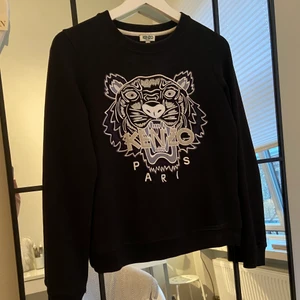 KENZO tröja storlek XS - Fin KENZO tröja som jag inte använder längre, har bara använt den ett fåtal gånger. Som nytt skick, normal i storleken och har väldigt fin passform.
