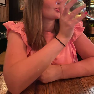 Rosa/svart tröja - En rosa och en svart tröja med volang. Man ser ej så bra på den svarta på bilden men den rosa ser man tydligt volangen. Jätte fint skick då som är nya!