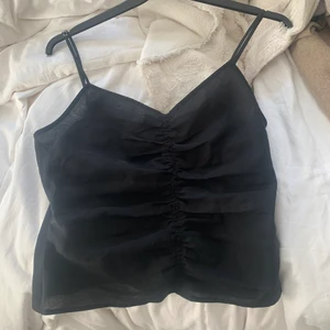 H&M topp - Jätte snygg topp från h&m med skit coola sömmar som gör att tröjan sitter super snyggt på kroppen